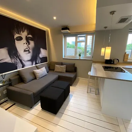 Newly Renovated - 70M2 Modern & Cosy - Balcony Apartment